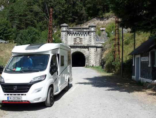Auch Gespenster fahren Zug - Geisterbahnof in Canfranc