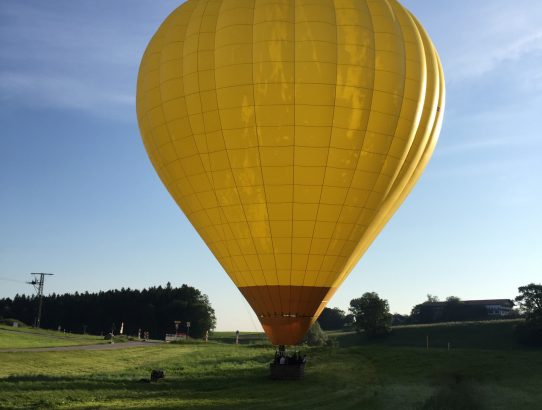 Ein Gleitschirm mit Heißluft, auch als Ballon bekannt